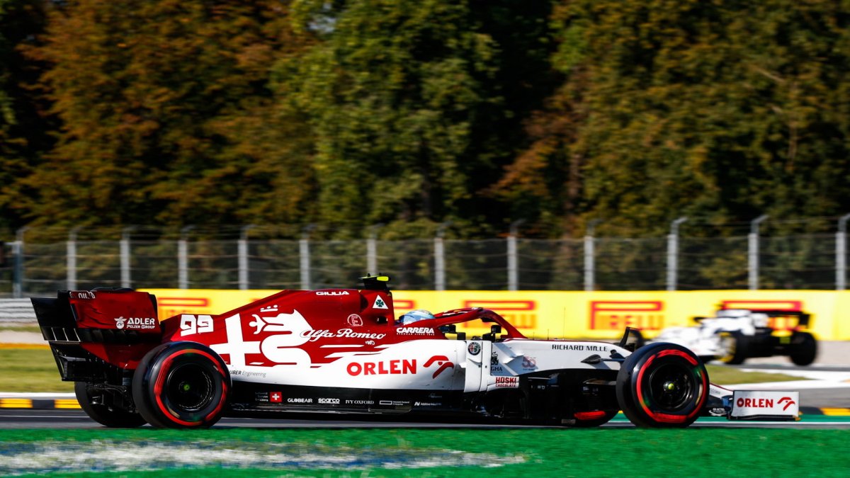 Antonio Giovinazzi v závodě na Monze