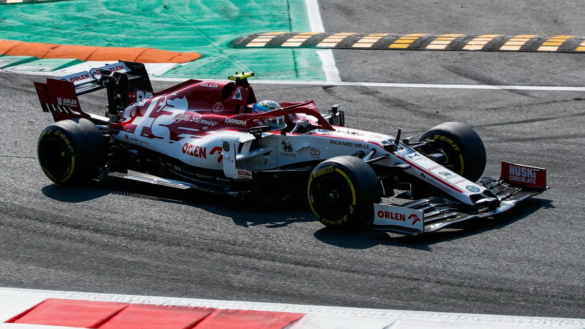 Antonio Giovinazzi v závodě na Monze