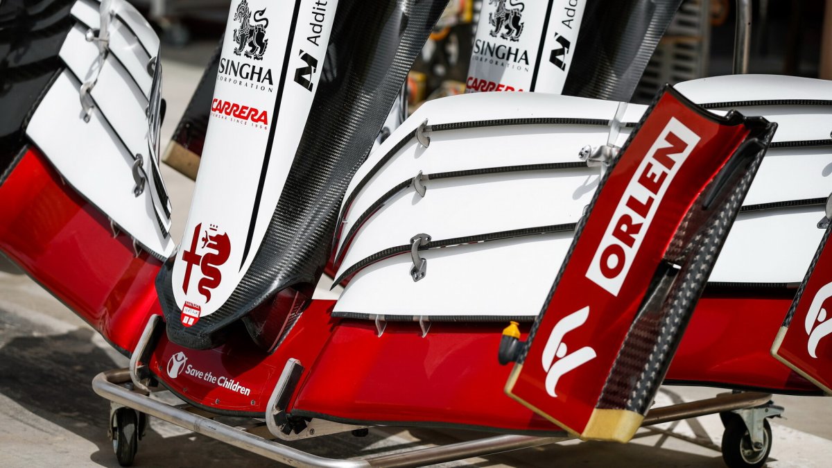 Přední křídlo vozu Alfa Romeo C41 - Ferrari - páteční trénink v Bahrajnu