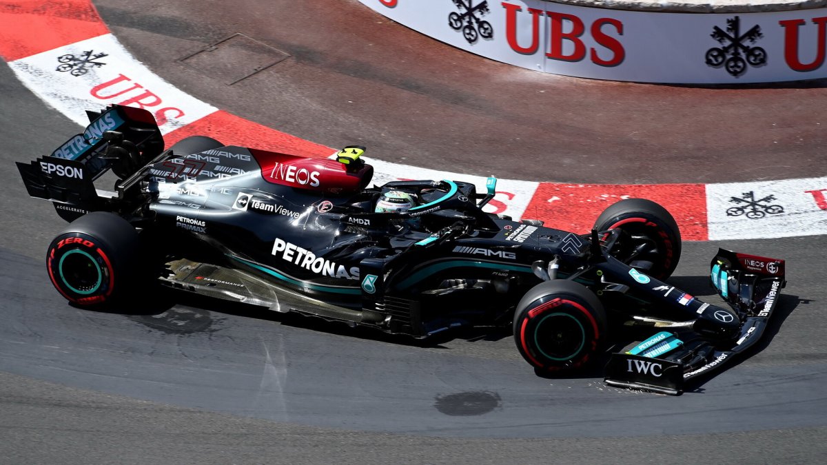 Valtteri Bottas v závodě v Monaku