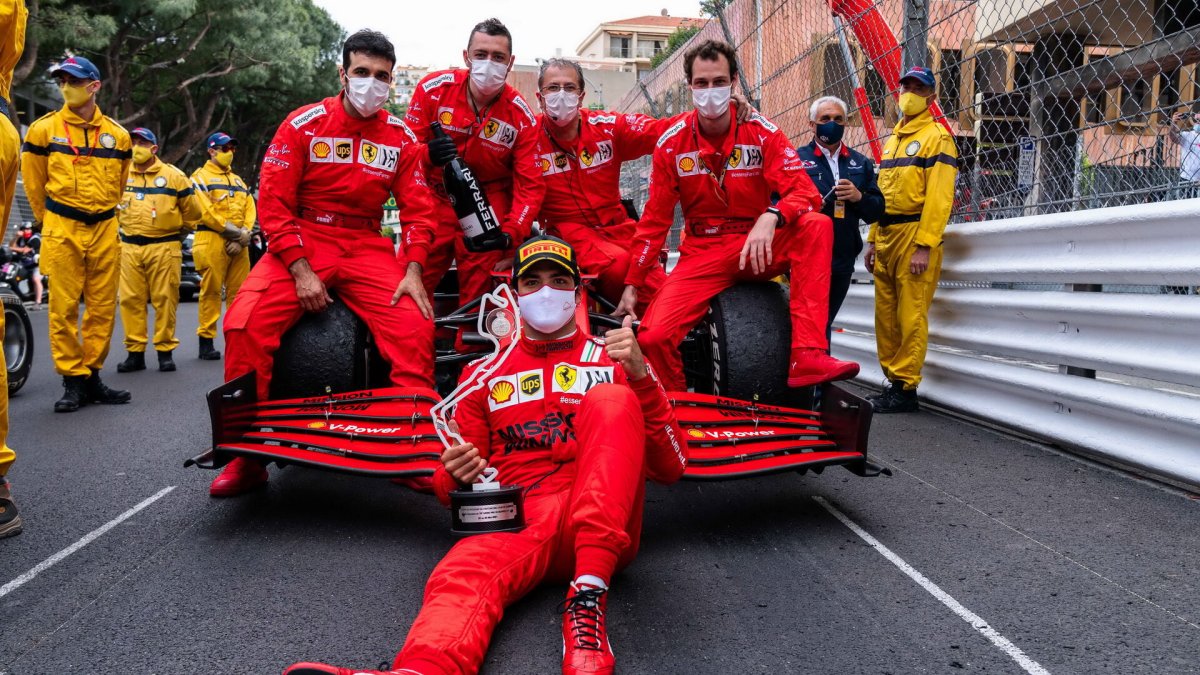 Carlos Sainz si dojel pro druhé místo v závodě v Monaku