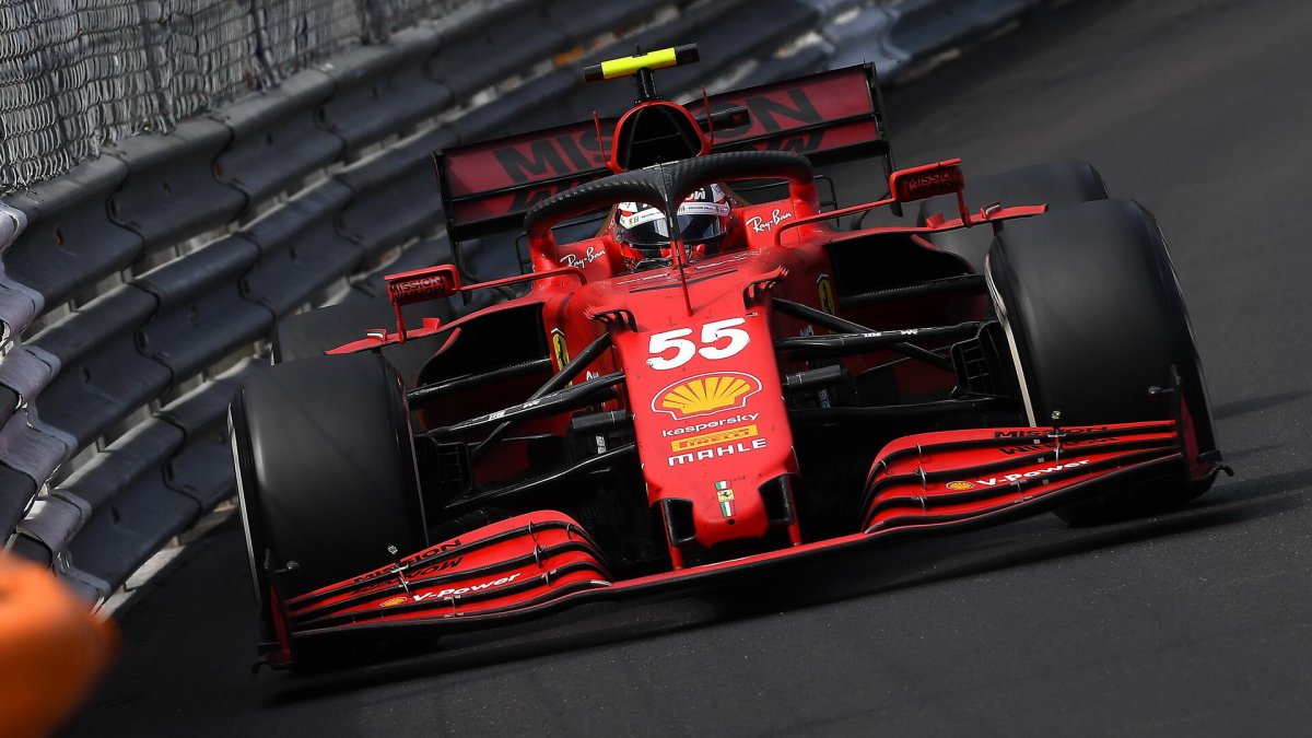 Carlos Sainz v závodě v Monaku