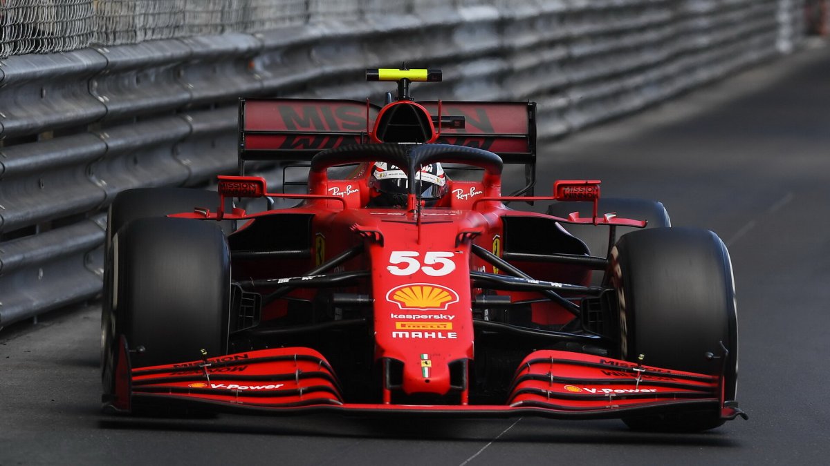 Carlos Sainz v závodě v Monaku
