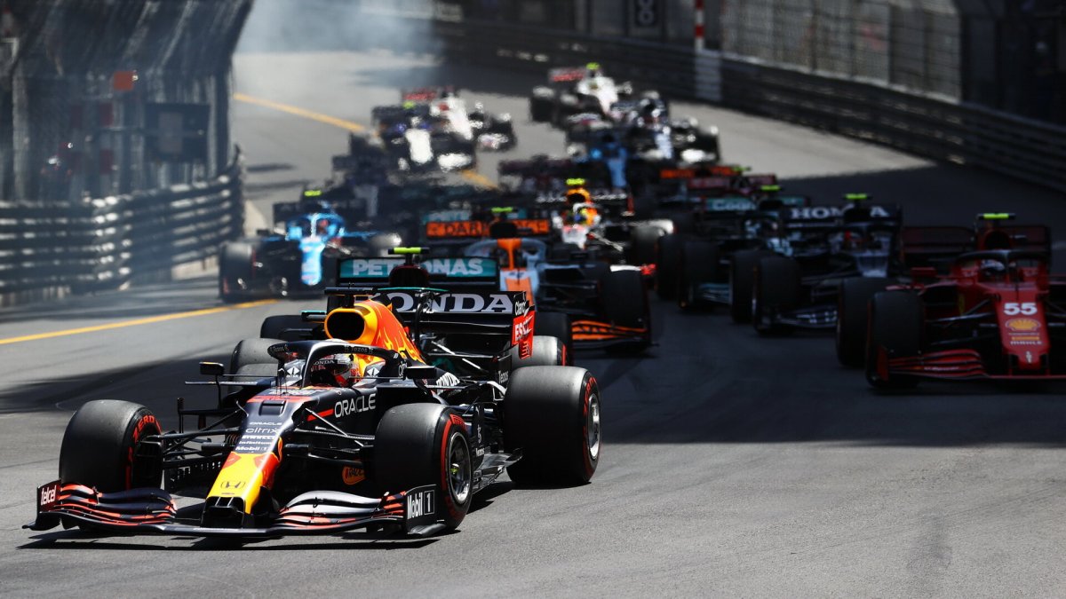 Max Verstappen při startu závodu v Monaku