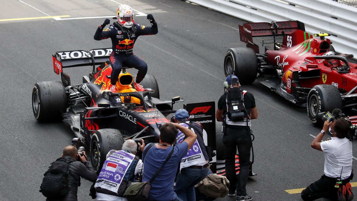 Max Verstappen se raduje z vítězství po závodě v Monaku