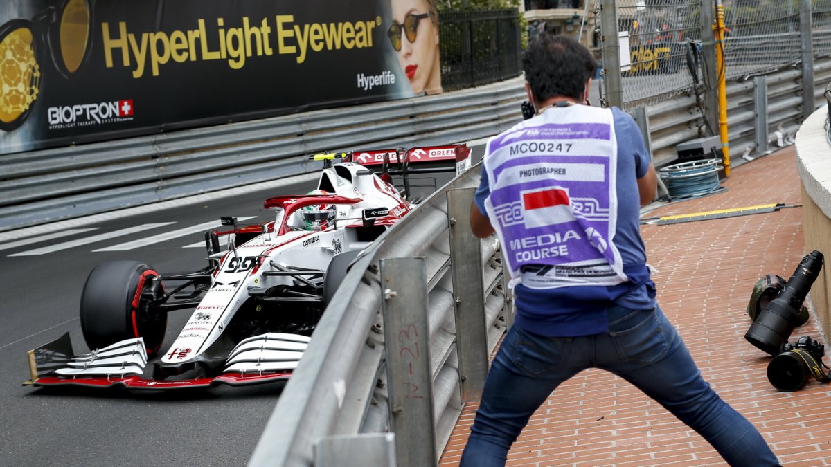 Antonio Giovinazzi v závodě v Monaku