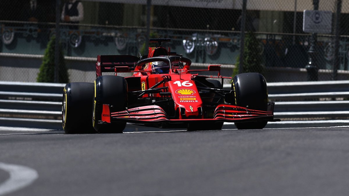 Charles Leclerc v tréninku na Velkou cenu Monaka 2021