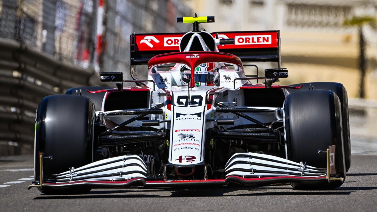 Antonio Giovinazzi při čtvrtečním tréninku v ulicích Monaka
