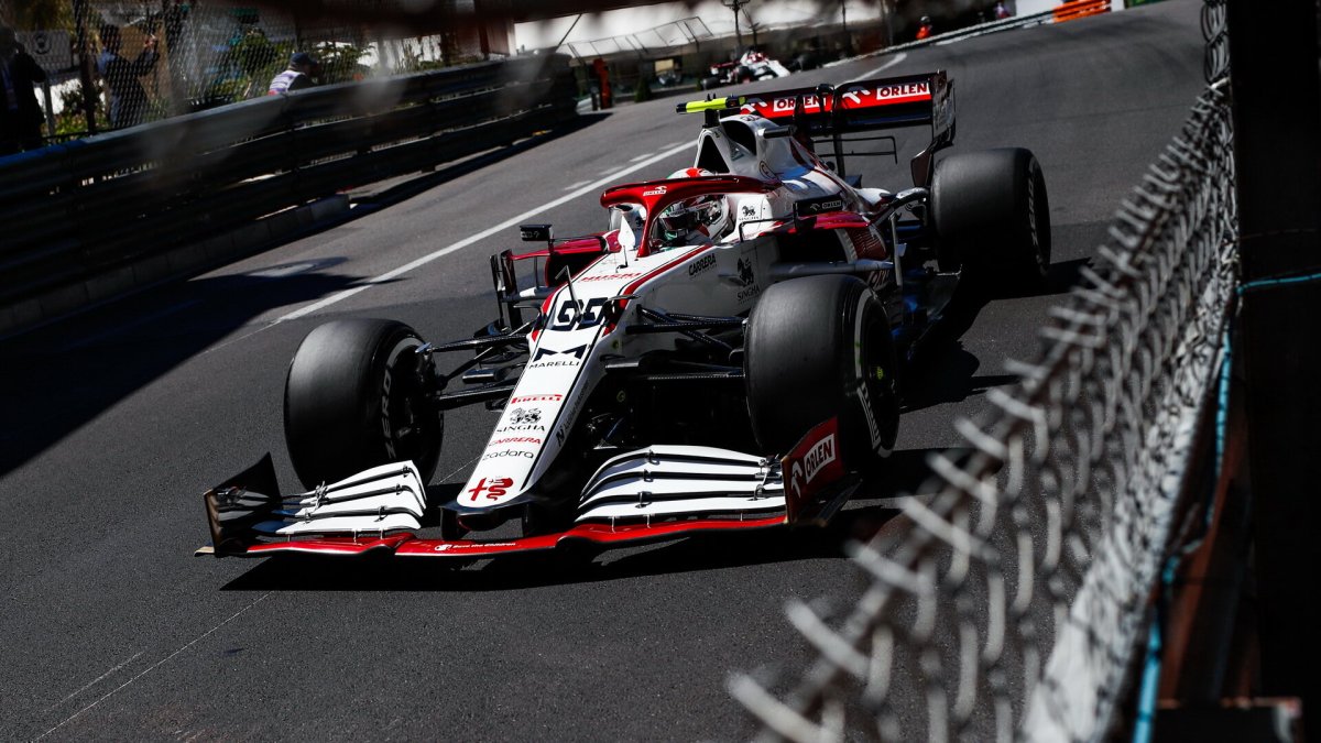Antonio Giovinazzi při čtvrtečním tréninku v ulicích Monaka