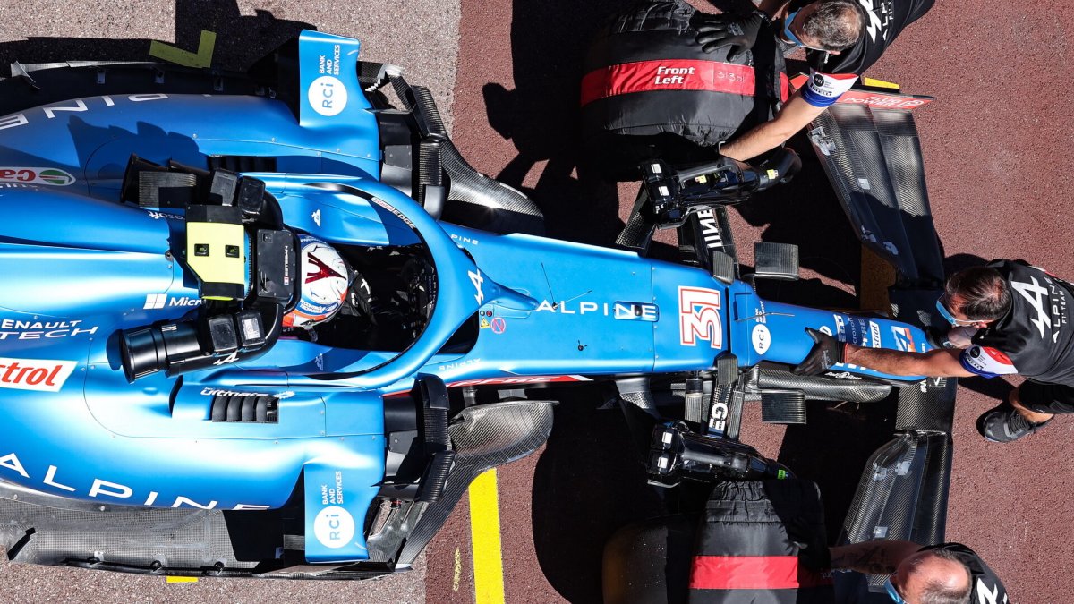 Esteban Ocon při čtvrtečním tréninku v ulicích Monaka
