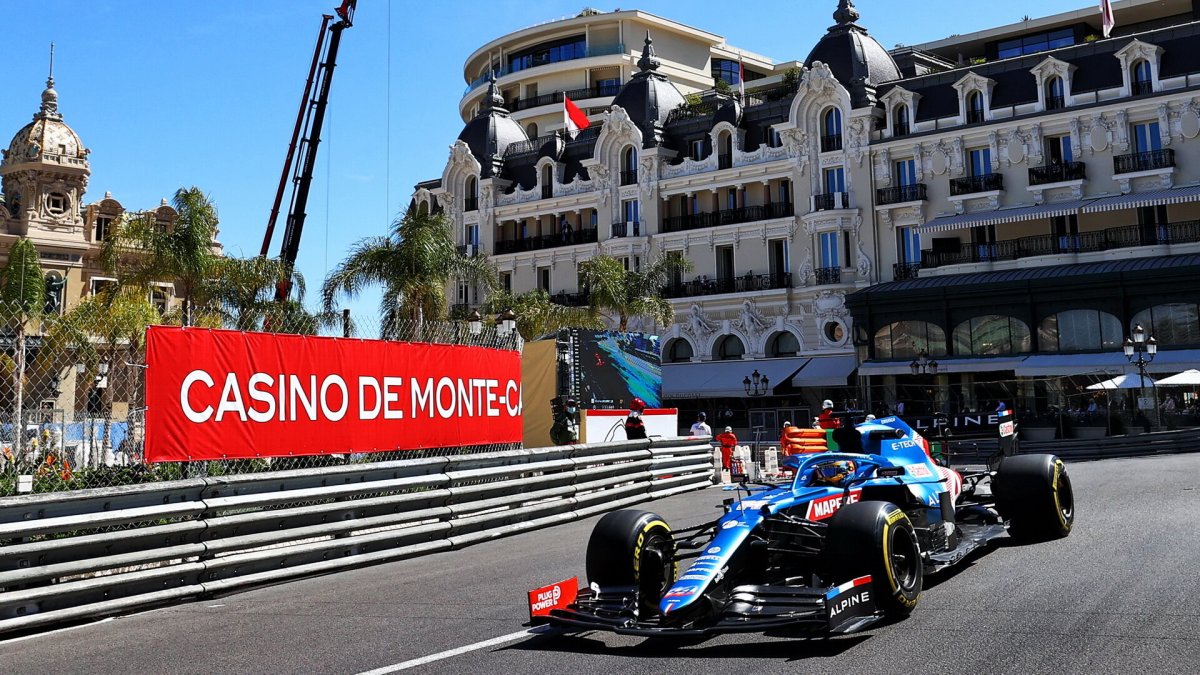 Fernando Alonso při čtvrtečním tréninku v ulicích Monaka