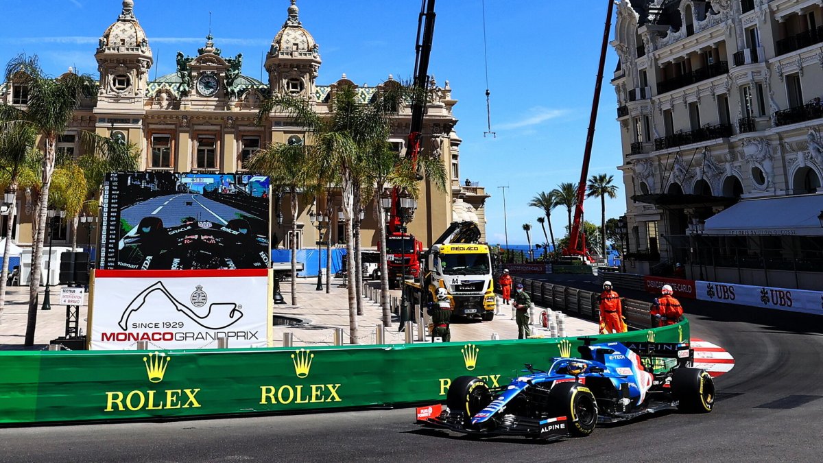 Fernando Alonso při čtvrtečním tréninku v ulicích Monaka