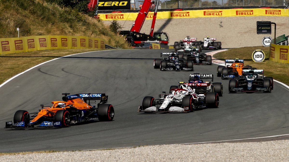 Daniel Ricciardo a Antonio Giovinazzi v závodě v Holandsku