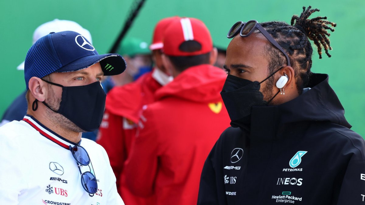 Valtteri Bottas a Lewis Hamilton při prezentaci před závodem v Holandsku