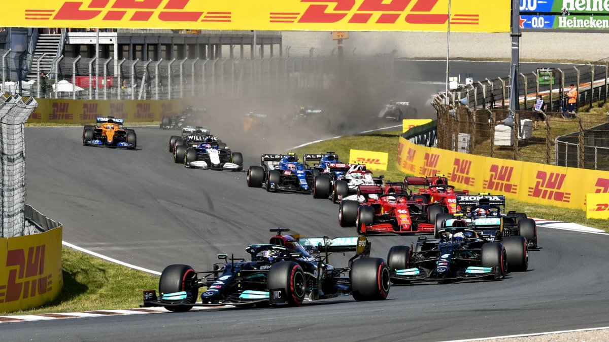 Lewis Hamilton a Valtteri Bottas po startu závodu v Holandsku