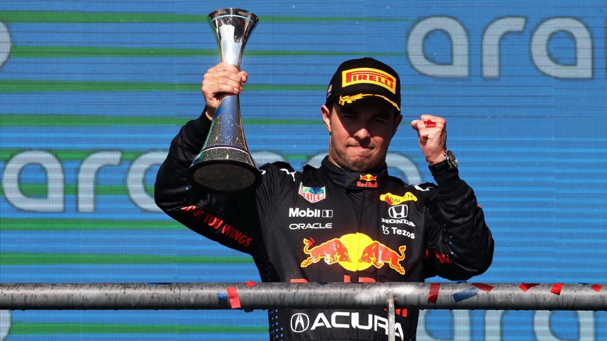 Sergio Pérez se svou trofejí za třetí místo po závodě v americkém Austinu