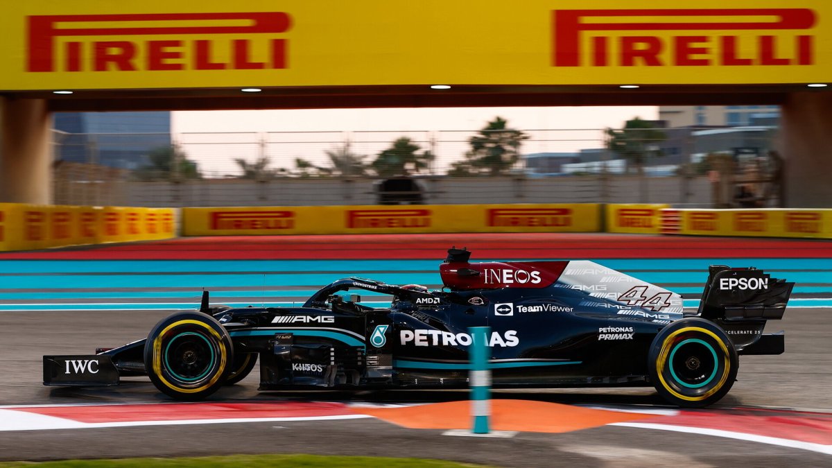 Lewis Hamilton v závodě v Abú Zabí