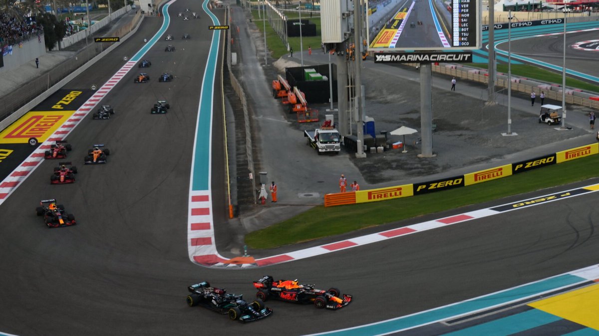 Max Verstappen a Lewis Hamilton v první zátačce po startu závodu v Abú Zabí