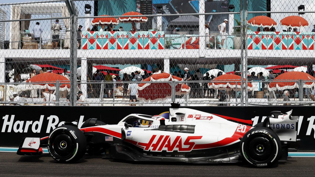 Kevin Magnussen v závodě v Miami
