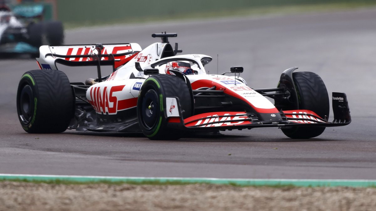 Kevin Magnussen v závodě na Imole