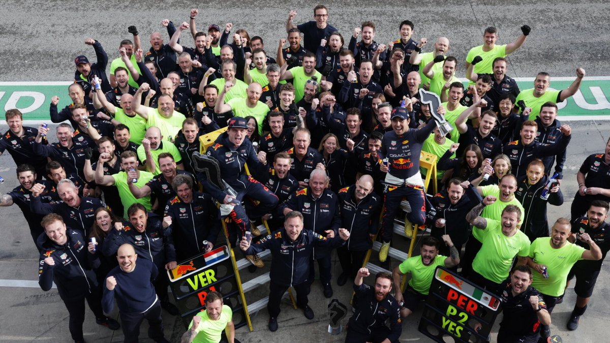 Tým Red Bull slaví vítěství po závodě na Imole