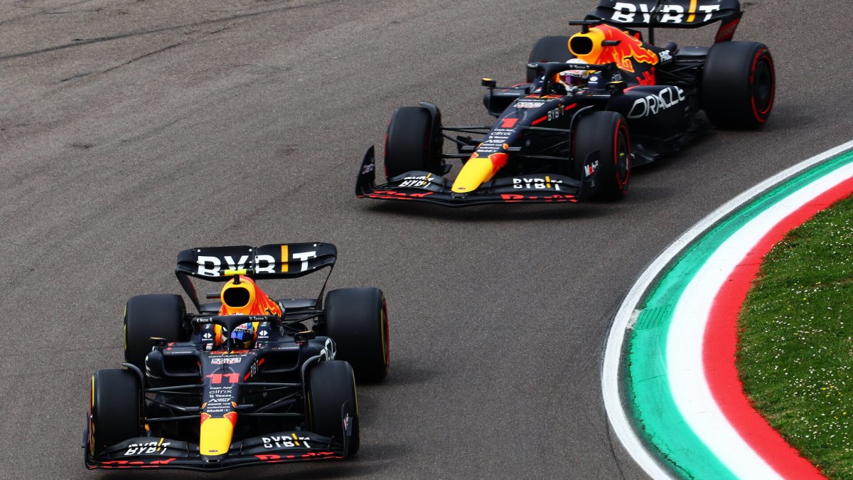 Max Verstappen a Sergio Pérez v závodě na Imole