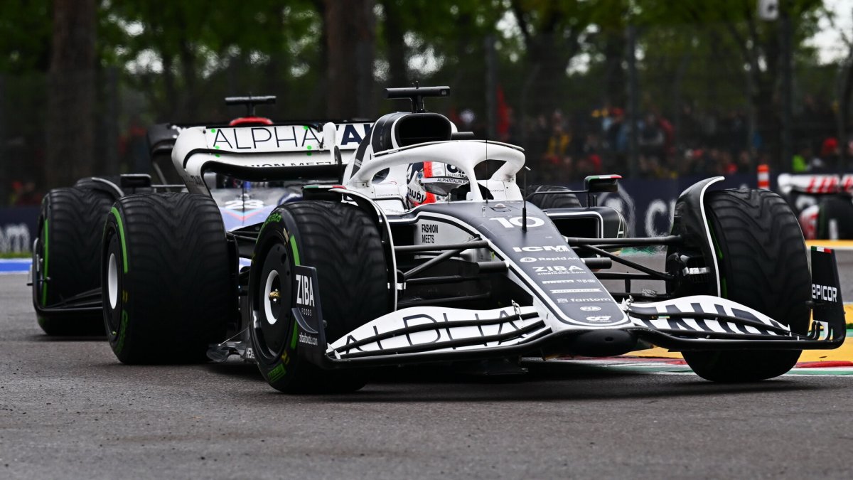 Pierre Gasly v závodě na Imole