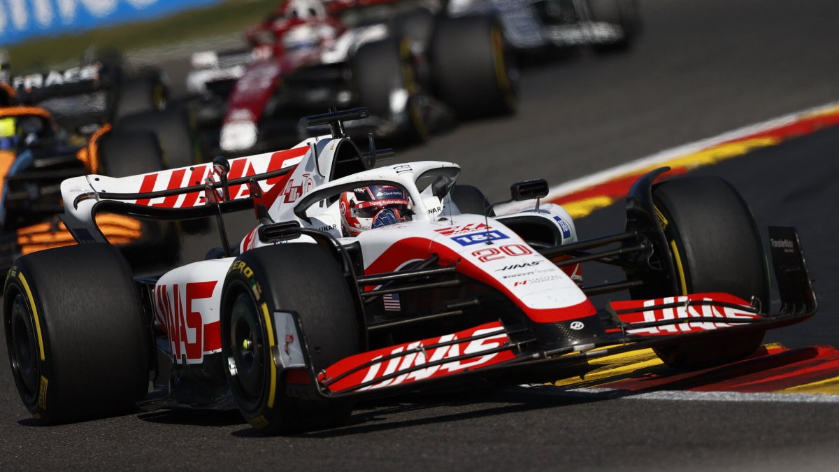 Kevin Magnussen v závodě v Belgii