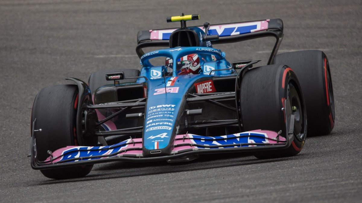 Esteban Ocon v závodě v Belgi