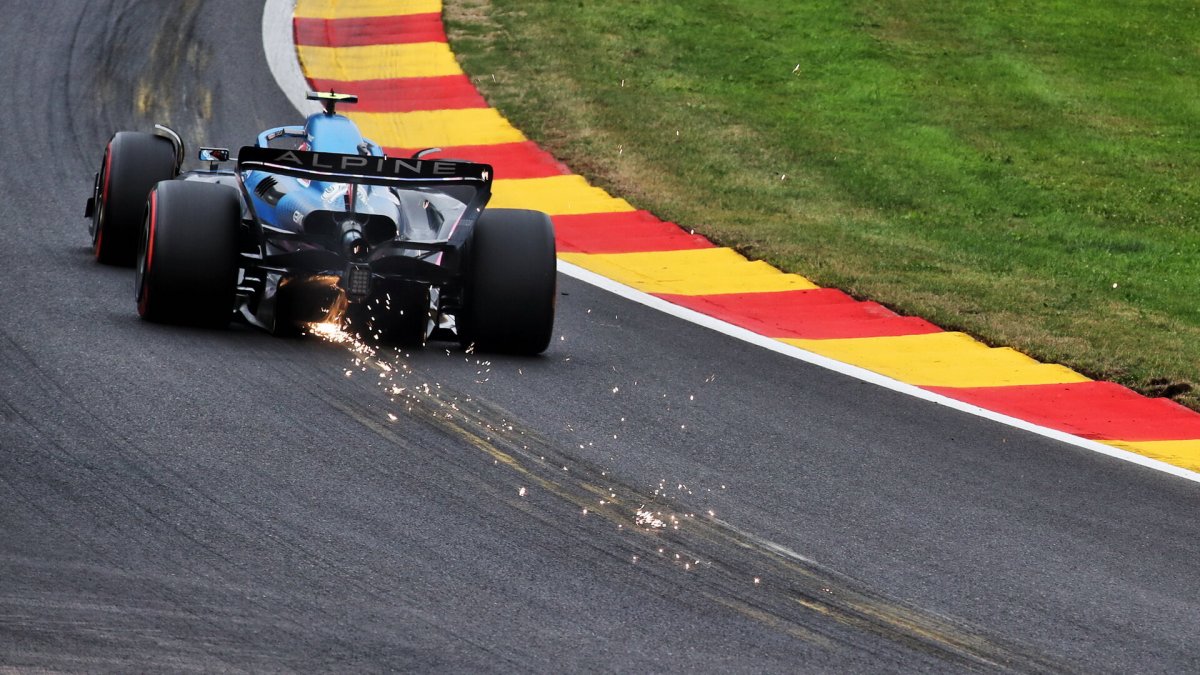 Esteban Ocon v závodě v Belgi