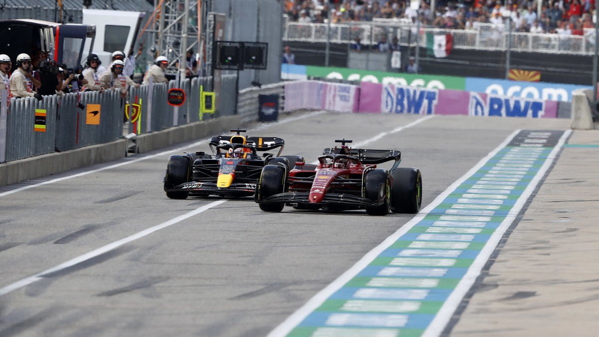 Charles Leclerc a Max Verstappen v pitlane v závodě v americkém Austinu