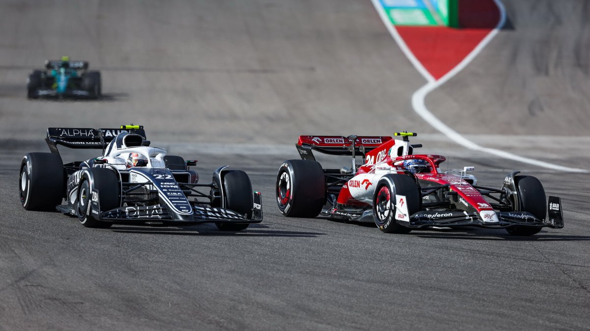 Guanyu Zhou a Pierre Gasly v závodě v americkém Austinu
