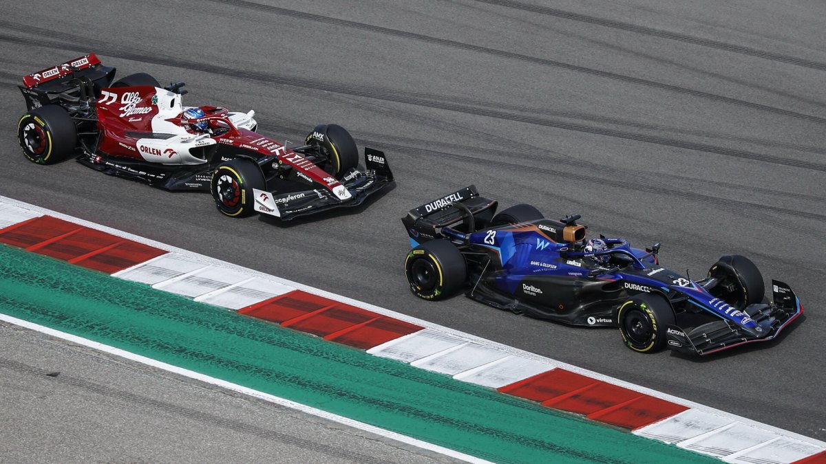 Valtteri Bottas a Alexander Albon v závodě v americkém Austinu