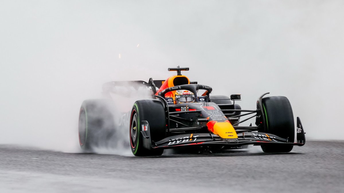 Max Verstappen v deštivém závodě v Japonsku
