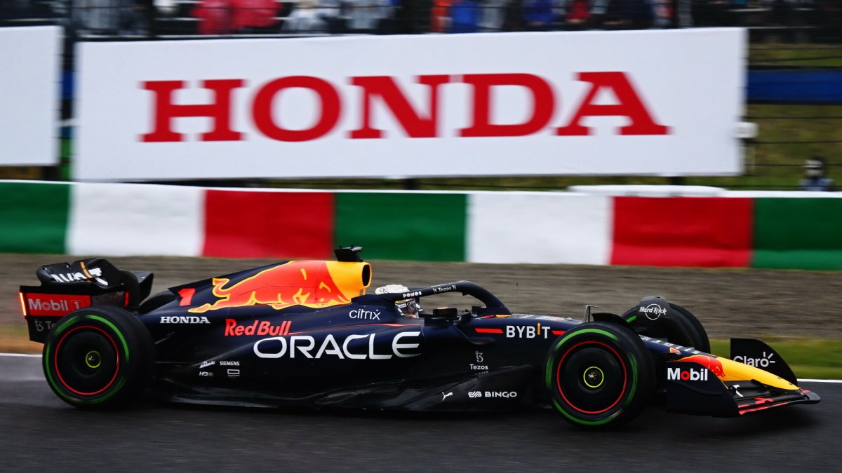 Max Verstappen v deštivém závodě v Japonsku