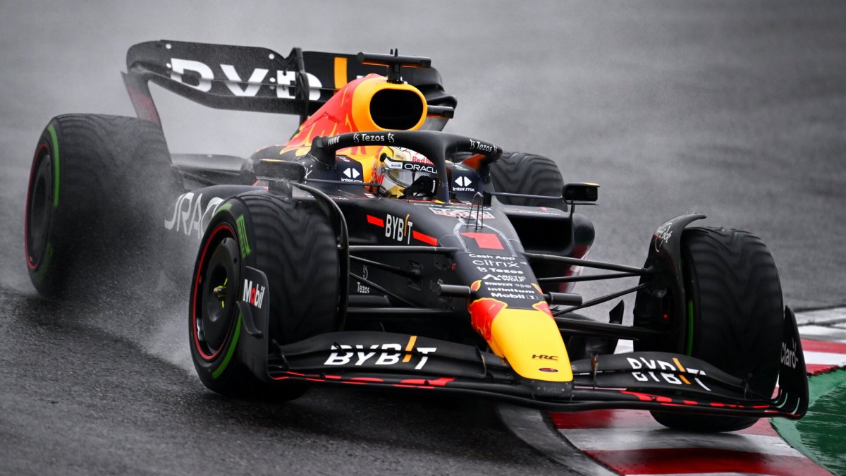 Max Verstappen v deštivém závodě v Japonsku
