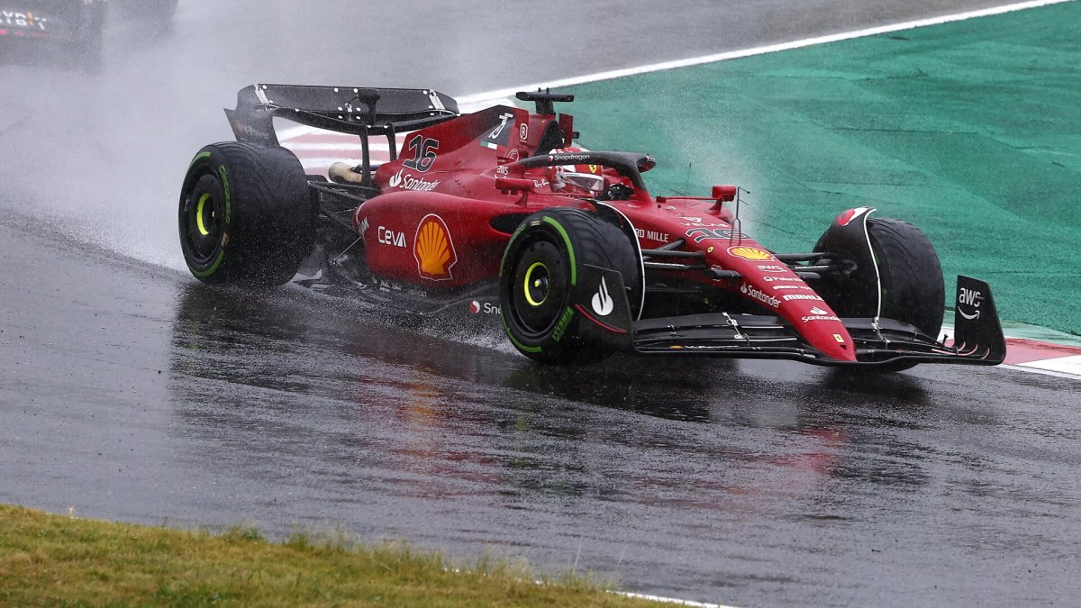 Charles Leclerc v deštivém závodě v Japonsku