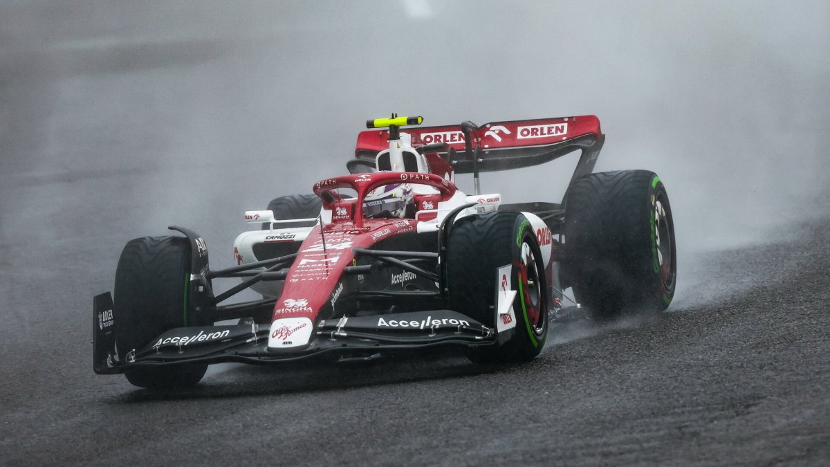 Guanyu Zhou v deštivém závodě v Japonsku