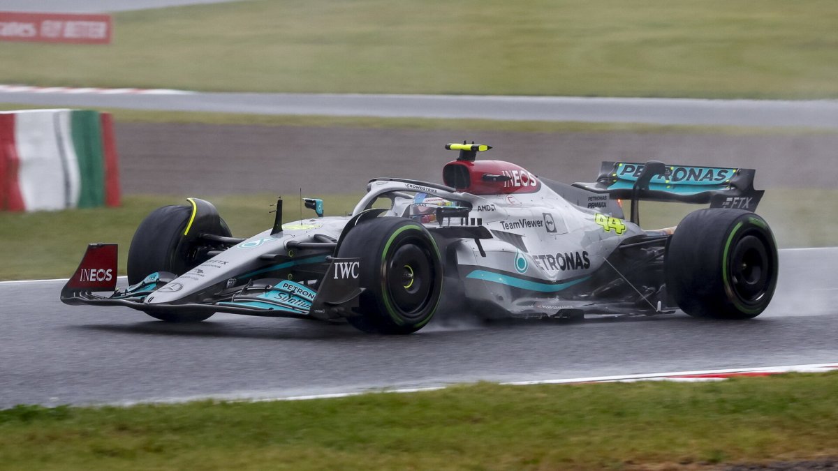 Lewis Hamilton v deštivém závodě v Japonsku