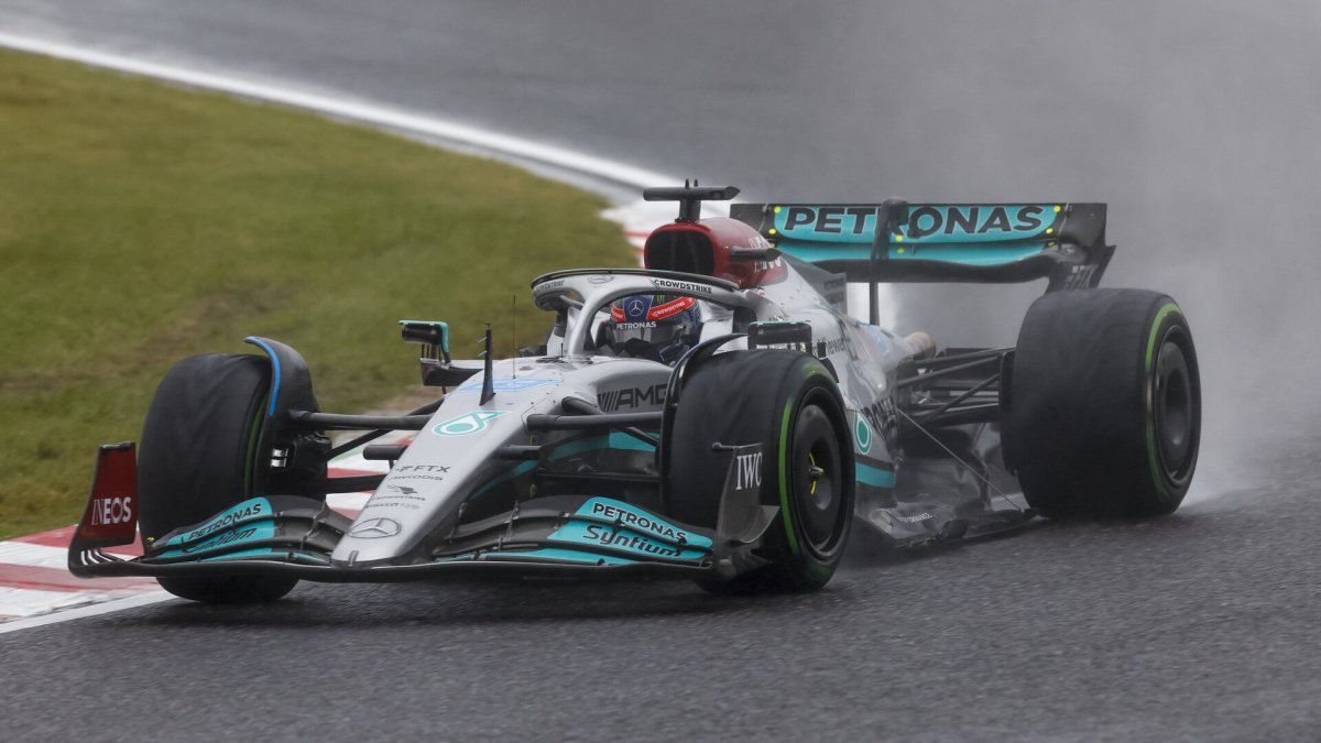 George Russell v deštivém závodě v Japonsku