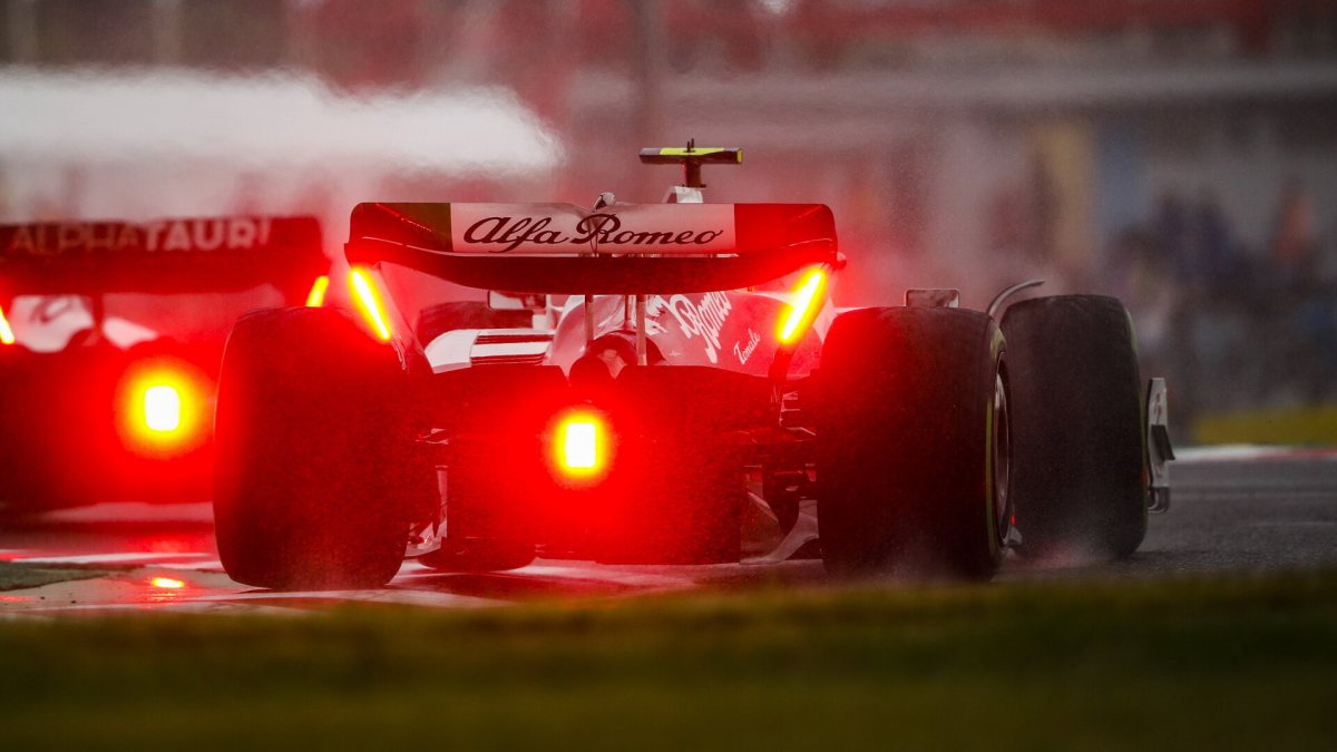 Guanyu Zhou v deštivém závodě v Japonsku