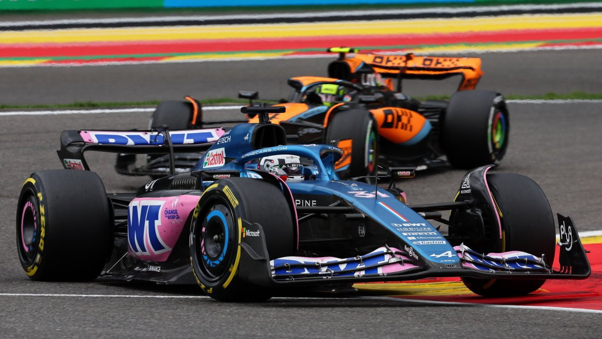 Esteban Ocon v závodě v Belgii