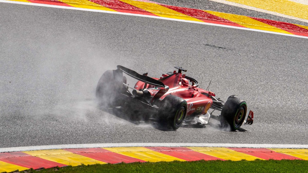 Charles Leclerc s Ferrari SF-23 v Belgii