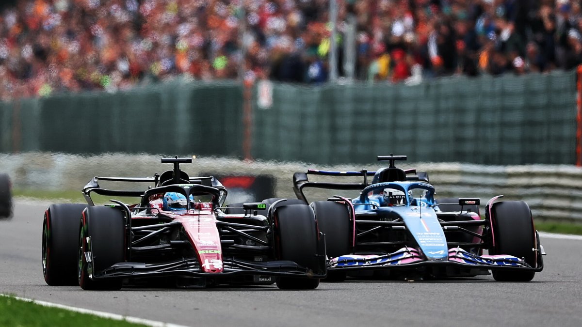 Valtteri Bottas a Esteban Ocon v závodě v Belgii