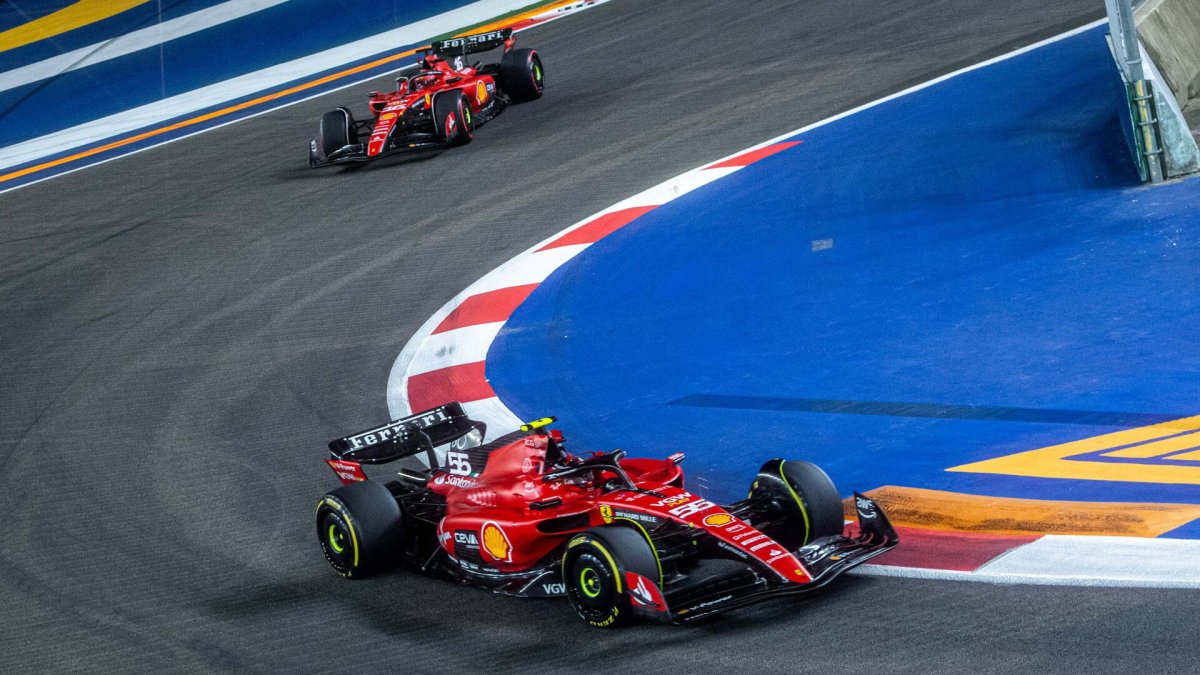 Carlos Sainz a Charles Leclerc v závodě v Singapuru
