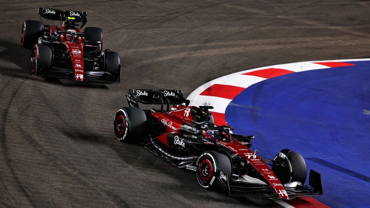 Valtteri Bottas a Guanyu Zhou v závodě v Singapuru