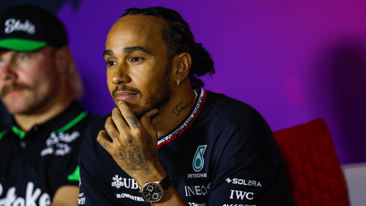 Lewis Hamilton na tiskovce po testech v Bahrajnu
