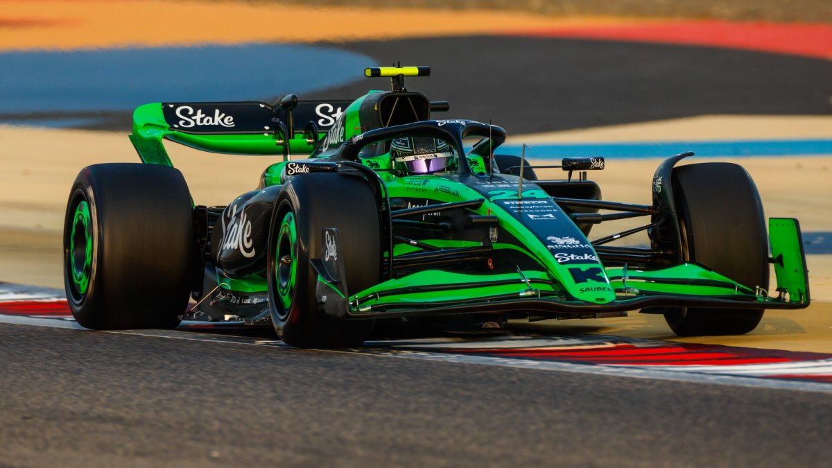 Guanyu Zhou s novým Ferrari SF-24 při testech v Bahrajnu