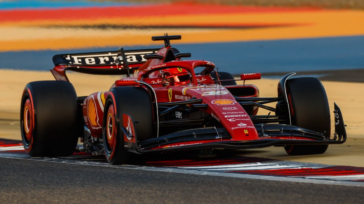 Charles Leclerc s novým Ferrari SF-24 při testech v Bahrajnu