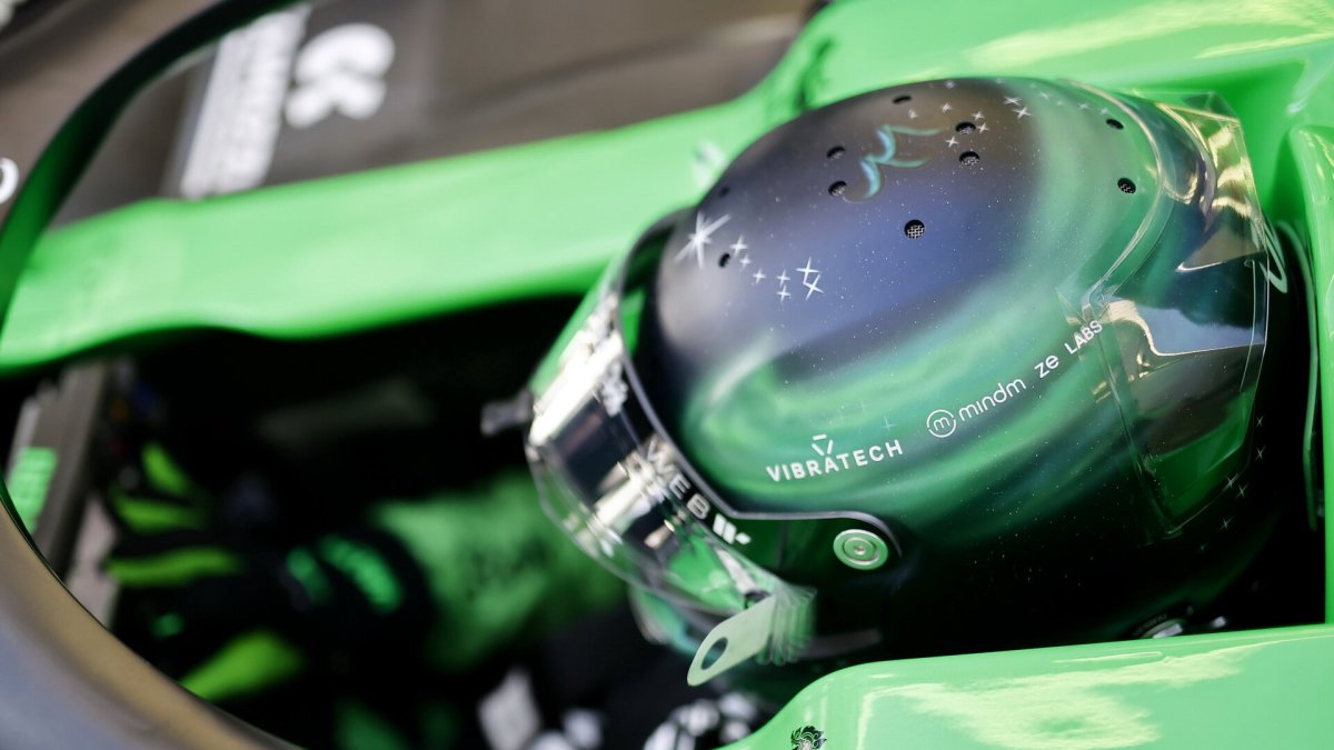 Valtteri Bottas s novým designem přilby při testech v Bahrajnu